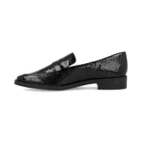 Mocasín color caramelo con textura de piel de serpiente, capellada lisa y suela plana negra.