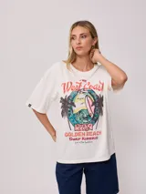 Remera negra de algodón con estampado de estilo surf en el frente.