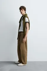 Camiseta verde militar de corte holgado confeccionada en tejido de algodón compacto. Cuello redondo con ribete doble y mangas cortas.