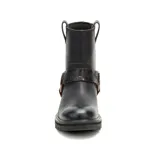 Bota de cuero negra con caña media, suela track y correa decorativa con hebilla metálica.