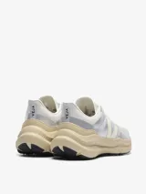 Zapatillas Veja Condor 3 Advanced plateadas con logo lateral en forma de V color crema y suela beige.