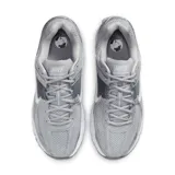 Championes Nike Zoom Vomero 5 color gris con detalles plateados y blancos.