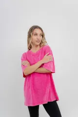 Remera oversize color fucsia con efecto lavado, cuello redondo y mangas cortas amplias. Corte holgado y textura suave.