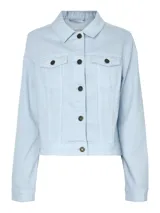 Chaqueta de jean celeste con cuello clásico, cierre frontal con botones metálicos, bolsillos con solapa abotonada en el pecho y mangas largas con puños abotonados.