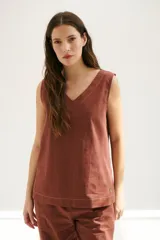 Top sin mangas confeccionado en mezcla de lino y algodón color marrón, con escote en V y pespuntes blancos decorativos en contraste.