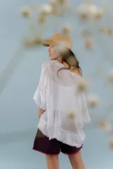 Blusa blanca calada de hilo, corte crop y diseño canchero.