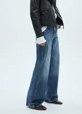 Pantalón de jean azul de corte wide leg.