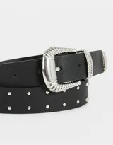 Cinturón negro de cuerina con hebilla metálica plateada estilo western y tachas plateadas.