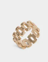 Anillo dorado de metal con detalle de eslabones grandes.