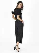 Pantalón negro de tafeta con diseño croco, corte palazzo y cintura alta.