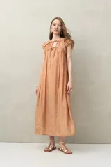 Vestido largo con estampado floral celeste y blanco, escote ajustable con lazo y frunce en la parte superior.