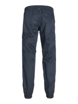 Pantalón jogger de ajuste relajado color gris oscuro, con cintura elástica y cordón ajustable, y múltiples bolsillos.