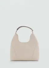 Bolso tipo hobo color crema, con asa rígida plateada y costuras laterales a la vista.