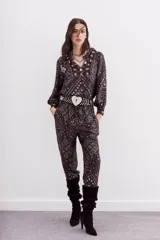 Mono babucha de viscosa estampada con cintura elastizada y cordón de ajuste con terminaciones metálicas.