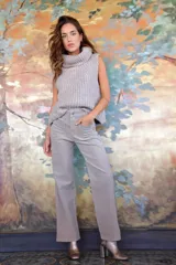 Pantalón de pana fina color gris, de tiro medio con dos bolsillos frontales.