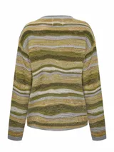 Sweater de punto con cuello redondo y mangas largas. Presenta un diseño de ondas horizontales en tonos beige, marrón y gris.