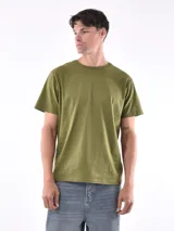 Remera verde militar de corte regular y mangas cortas.