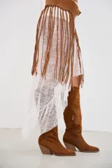 Pollera larga de encaje blanco con volados y transparencias.