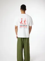 Camiseta verde agua con estampado en la parte superior izquierda y en la espalda. Corte oversize.