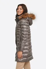 Campera negra con capucha y detalles de pelo, acolchada y de corte largo, ideal para el frío.