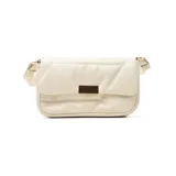 Cartera al hombro color dorado con diseño acolchado y cierre con broche metálico.