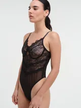 Body negro de encaje con breteles finos regulables.