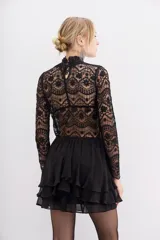 Falda corta negra confeccionada en viscosa georgette, con volados en capas y cintura elástica.