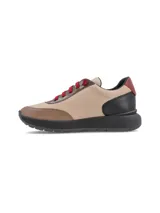 Zapatillas deportivas color bronce con cordones negros y suela negra.