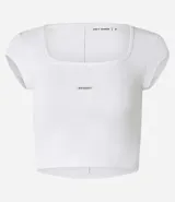 Remera deportiva corta blanca de microfibra leve, con escote cuadrado, mangas cortas y logo "movement" en el pecho.
