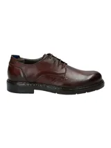 Zapato de cuero color café, con cordones y suela de goma.