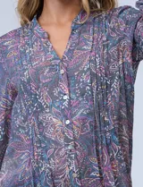 Camisa de gasa estampada con cuello a la base, escote en V, y apertura central con botones, presenta detalle plisado en la delantera.