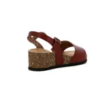 Sandalias de cuero marrón con plataforma de corcho y tira al tobillo con hebilla.