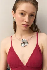 Top de bikini negro de textura tramada, con breteles finos regulables y diseño de triángulo.