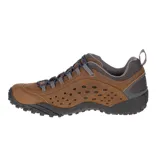 Zapato de senderismo Merrell Intercept de cuero marrón con forro de malla transpirable, lengüeta con fuelle, puntera resistente a la abrasión, plantilla anatómica Ortholite, cámara de aire Merrell Air Cushion en el talón y suela Vibram.