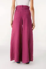 Pantalón de lino color beige, de corte palazzo y tiro alto.