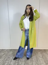 Chaqueta larga color verde pistacho, de gamuza sintética, con cuello solapa y bolsillos laterales.
