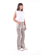 Pantalón oxford dorado de tiro alto y corte ajustado.