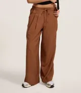 Pantalón de vestir ancho (wide leg) color marrón, con cintura elástica ajustable con lazo y pliegues delanteros.