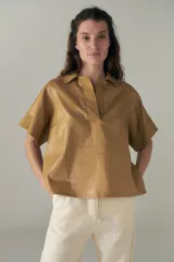 Camisa color ocre de corte holgado, con cuello clásico, mangas 3/4 raglán y tajos laterales.