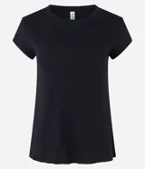 Blusa negra de ribana con cuello redondo y mangas cortas.