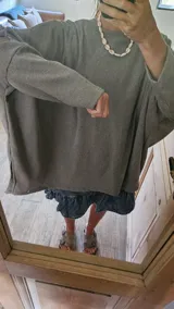 Remera blanca de corte amplio y mangas largas.