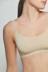 Top color piel con breteles finos y escote redondo.