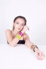 Pulsera ancha de cuero con tachas plateadas.