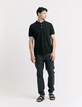 Remera manga corta con cuello mao y media botonadura, color azul.