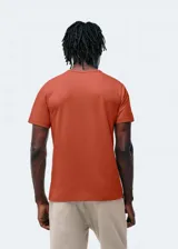 Camiseta azul de manga corta, corte slim y cuello redondo.