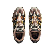 Championes Adidas Hyperturf Adventure color marrón, con detalles en negro, beige, amarillo y naranja.