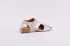 Sandalias de cuero negro con punta abierta y taco cuadrado de madera. Presentan tiras anchas en el empeine y ajuste con hebilla metálica.