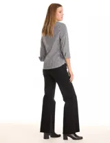 Camisa estampada de Zac & Rachel, con cuello solapa, frente abotonado con detalle de perlas, mangas 3/4 y ruedo curvo.