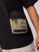 Bandolera negra de poliéster con correa ajustable y logo estampado.