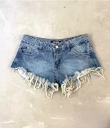 Short de jean celeste con efecto lavado y terminación desflecada.
